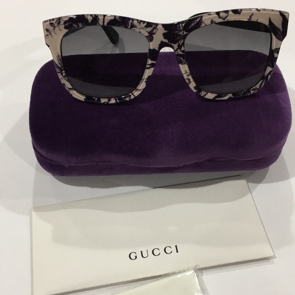 Gucci D-Frame Acetate Floral Sunglasses 🕶 - Picture 6 of 8